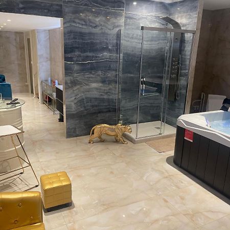 شقة Golden Junior - Jacuzzi روان المظهر الخارجي الصورة